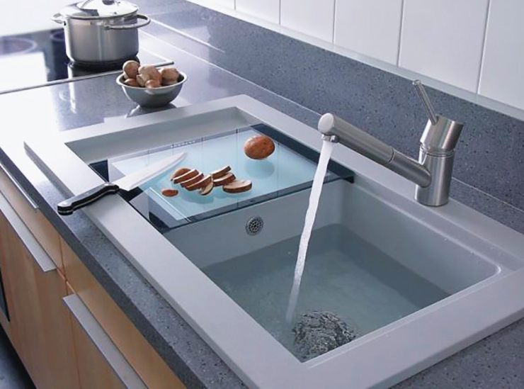 带滑动砧板的大型现代厨房水槽