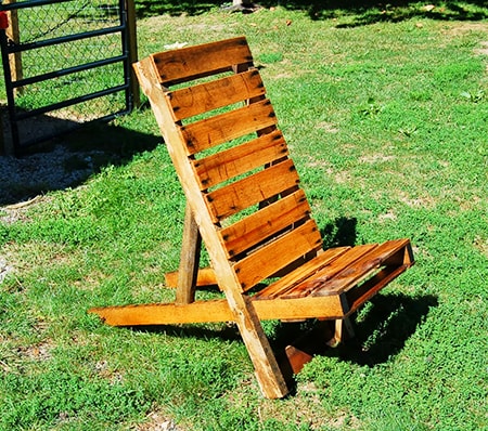 简单的阿迪朗达克椅子由托盘木制成