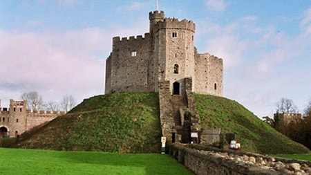 莫特城堡和贝利城堡是最古老和最有效的城堡类型，这要归功于地形的利用