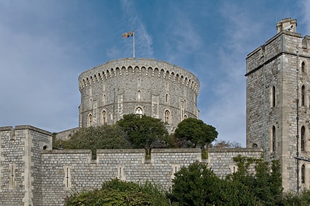 圆形石砌城堡是中世纪城堡的一种，其设计初衷是为了防止城墙被轻易剥落