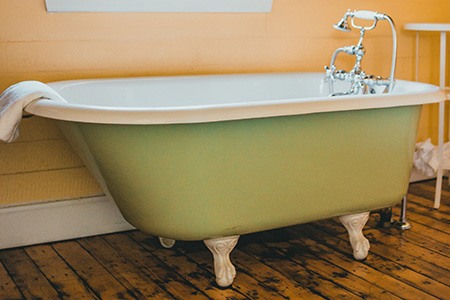 尽管有不同类型的浴缸，铸铁浴缸仍然是一个经典