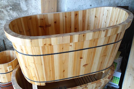 如果你正在寻找传统风格的浴缸，你一定要检查木制浴缸