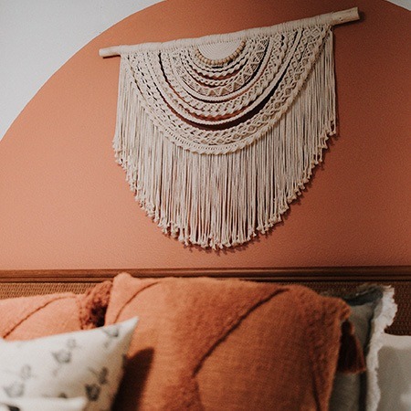 区域地毯和编织是受女性欢迎的床头板替代品