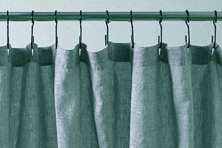 简单的天然亚麻窗帘是淋浴帘的绝佳替代品，看起来很有品位