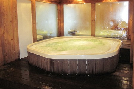 如果你想要独特的热水浴缸形状，你一定要去定制和模压热水浴缸