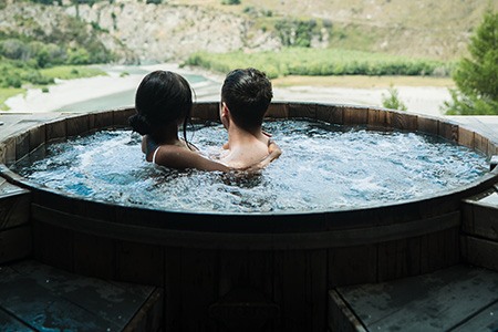 木制热水浴缸是经典的热水浴缸选择之一