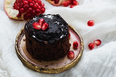 黑巧克力石榴布朗尼是完美的类型，如果你正在寻找复杂的味道