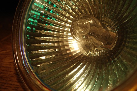卤素灯泡是荧光灯最常见的替代品之一