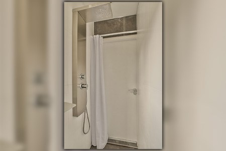 如果选择合适的浴帘材料，可以使用正常尺寸的浴帘，没有任何问题